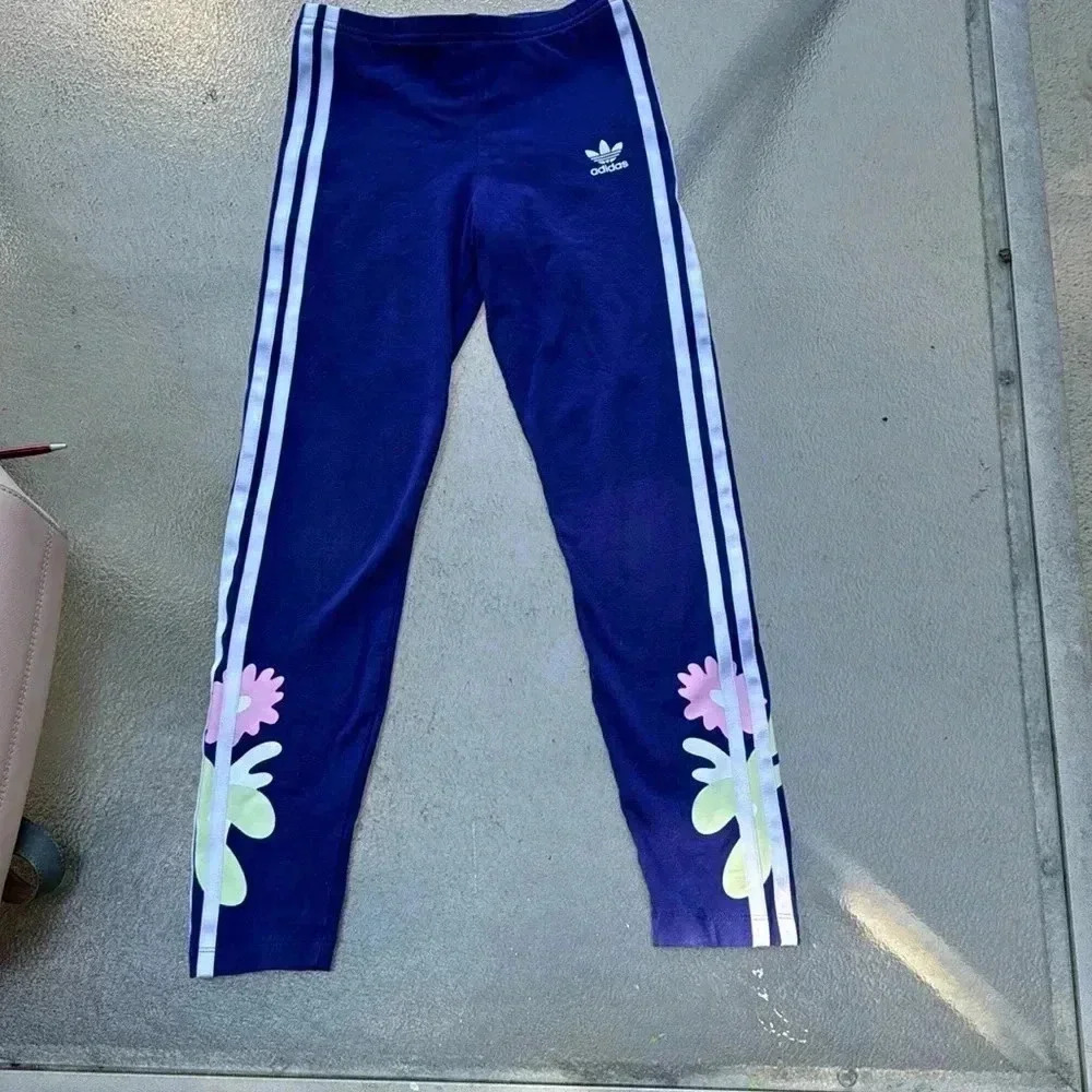 Adidas girls purple legging with floral detail at bottom size 9-10Y